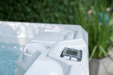 HotSpring_Limelight_2020_Flair_IceGray_CoastalGray_Lifestyle_NoTalent_57